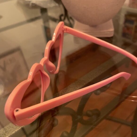 Gorgeous! Swiftie Light Pink Heart Cat Eye Sunglasses - Picture 4 of 4